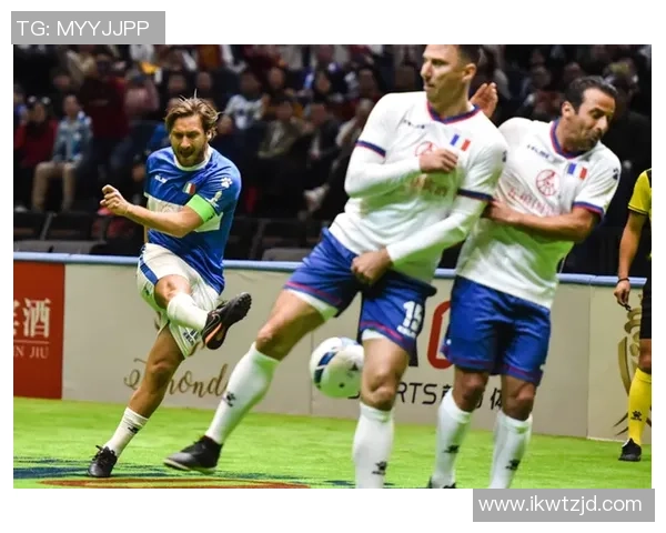 足球球星与路人偶遇街头瞬间展现真实一面引发热议